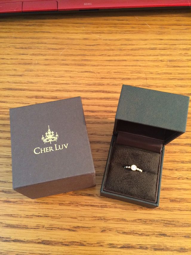 クラシカルなデザイン。真ん中にダイヤ、土台はイエローゴールド