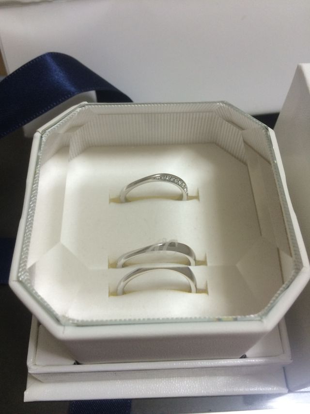 ねじれた所にダイヤモンドが付いています。