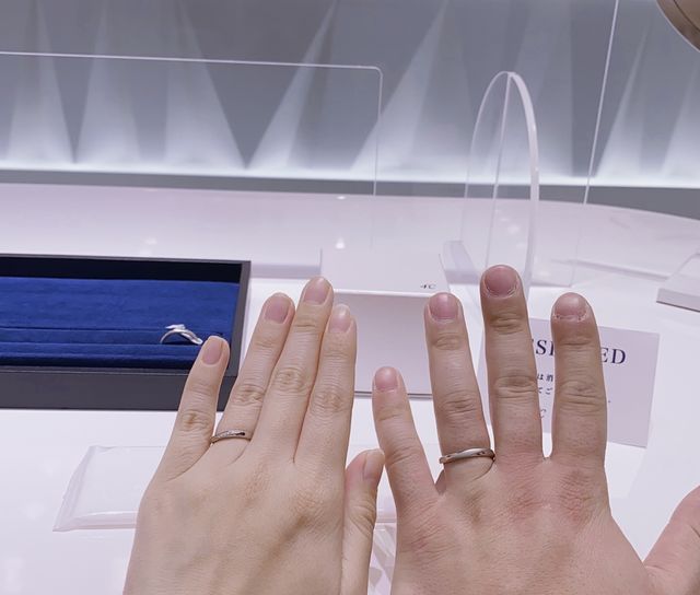 結婚指輪試着中の写真です。