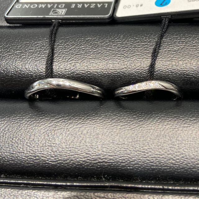 左は男性のリングです。女性のダイヤの部分が凹んでいます。