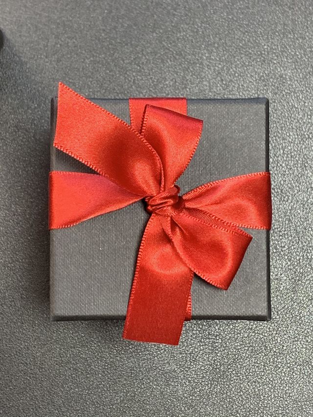 赤いリボンがすてきなボックスです。