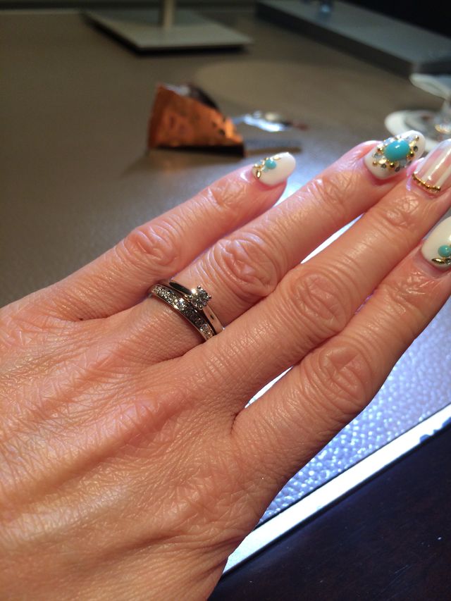 重ね付けした結婚指輪と婚約指輪