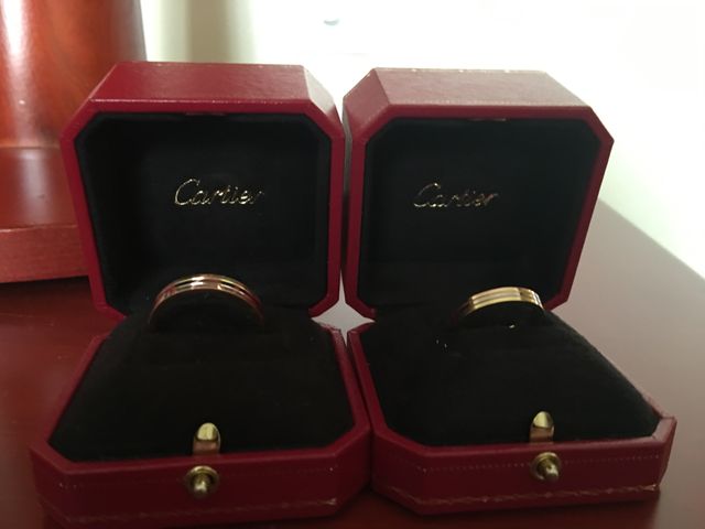 カルティエの指輪。飽きないようにシンプルなものを選びました