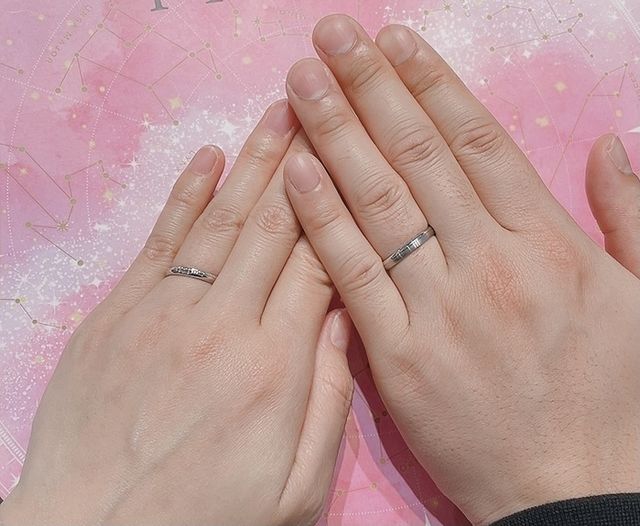 シンプルだけど、角度によってキラキラして華やかに見えます