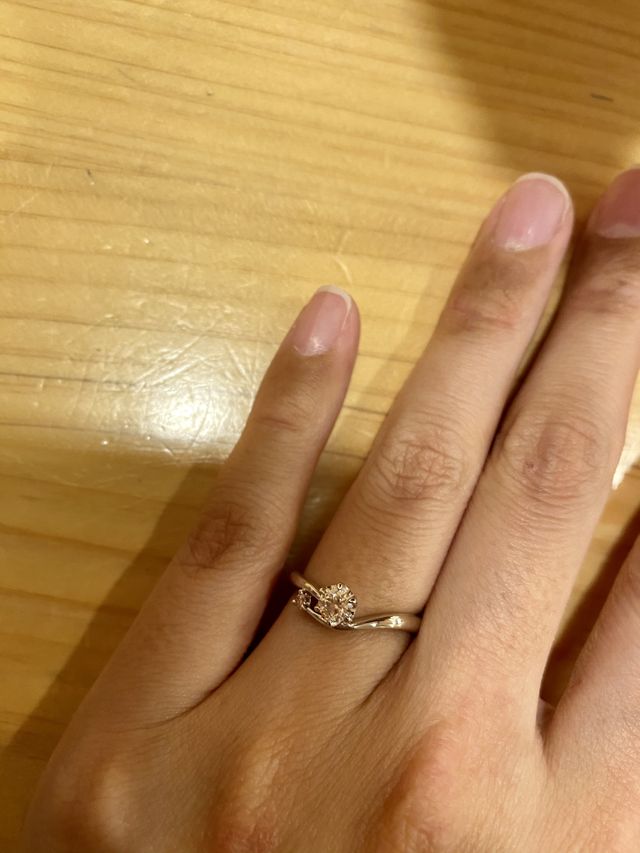 緩やかなV字のデザインになっていて、指が華奢に見えます。