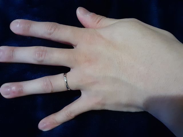 男性着用時です。
指は細い方です。