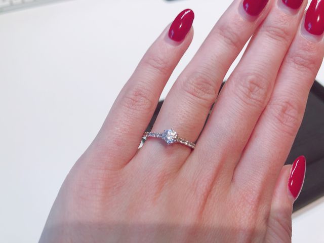 エタニティに真ん中ダイヤが付いてます。