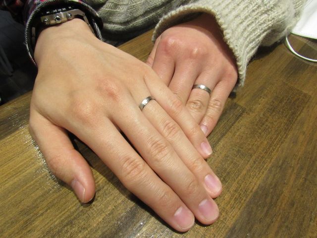 初めて結婚指輪をつけて緊張で手が震えました