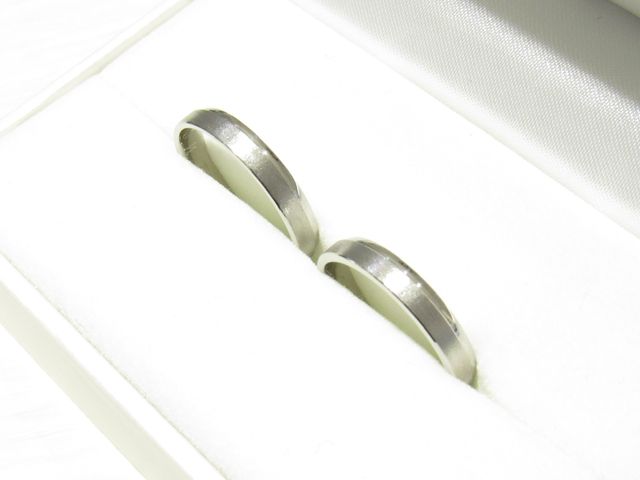 パカッと開くとふたつ並んだ指輪が