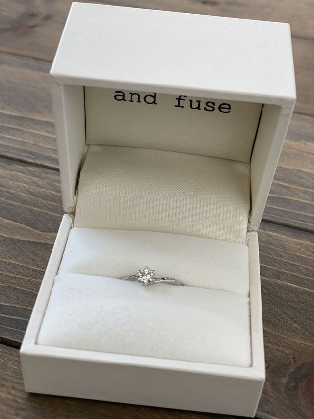 大きめのダイヤと左右に3つずつ小さいダイヤを散りばめた指輪。