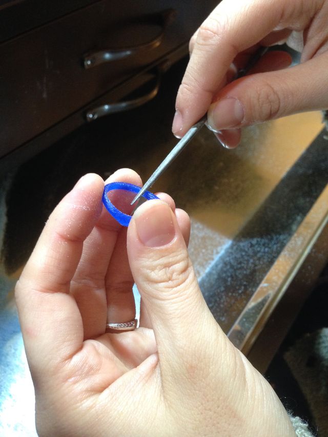 デザインした指輪を作成中