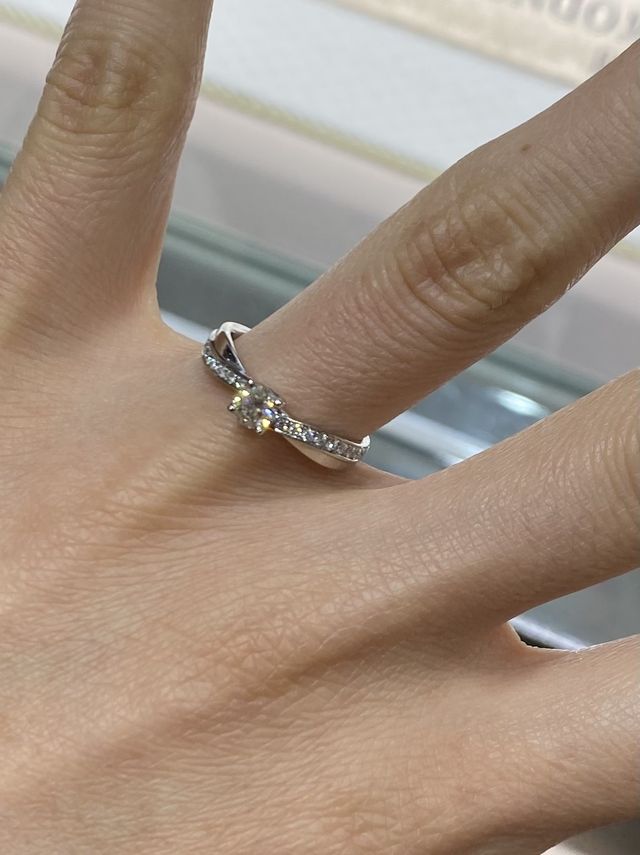 他にはない、メレダイヤのウェーブがとても可愛いデザインです。