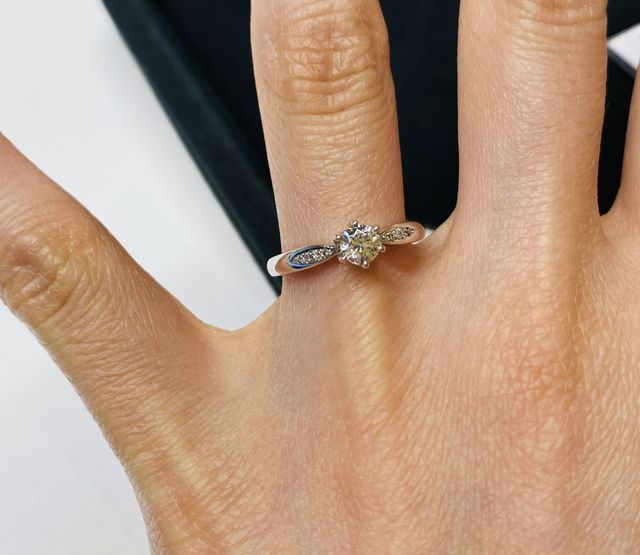 シンプルすぎず華やかすぎないデザインです。