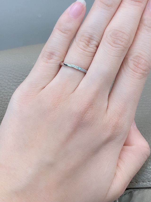 細身の指輪で斜めにストーンが入っています( ˶ˆ꒳ˆ˵ )