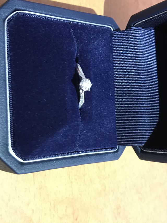 結婚指輪とセットでつけられ、普段使いできるようにしました。