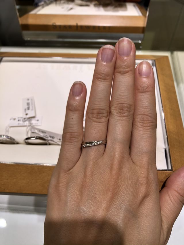 斜めにダイヤモンドがしっかりと入っているデザイン