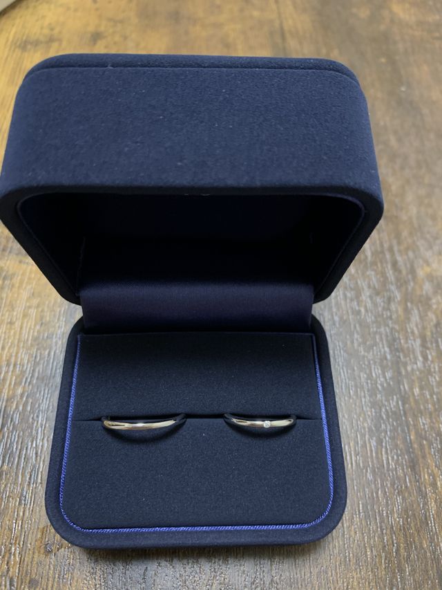 鍛造製法の指輪でとてもなめらかな作りでおすすめです！
