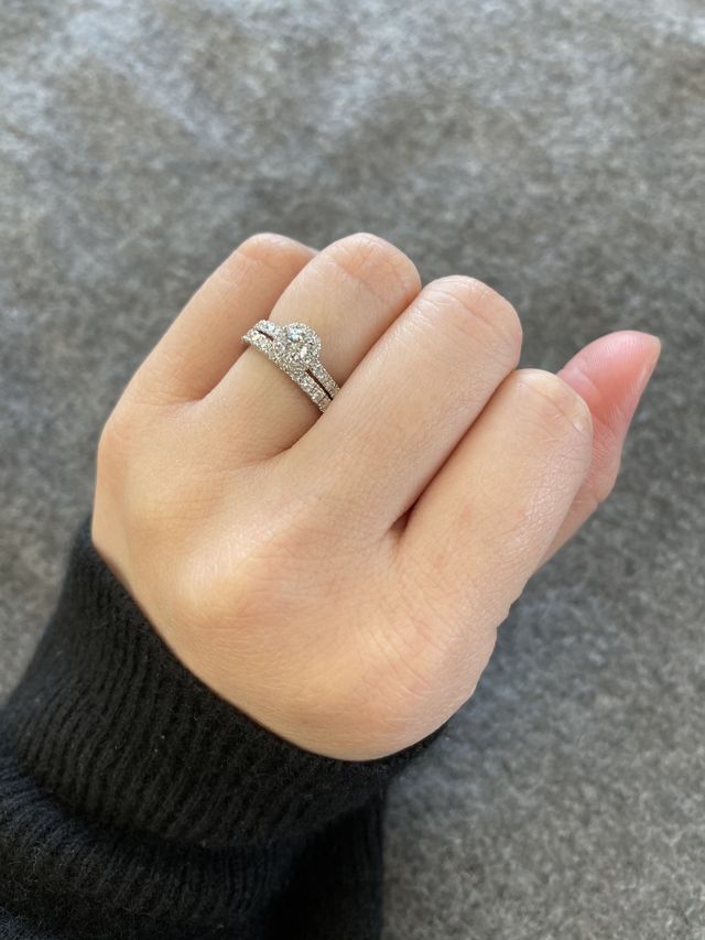 結婚指輪と重ね付けしてます。