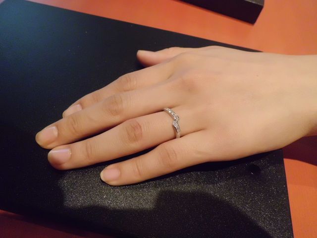 細身のラインで、ダイヤが主張しすぎず上品なデザインです。