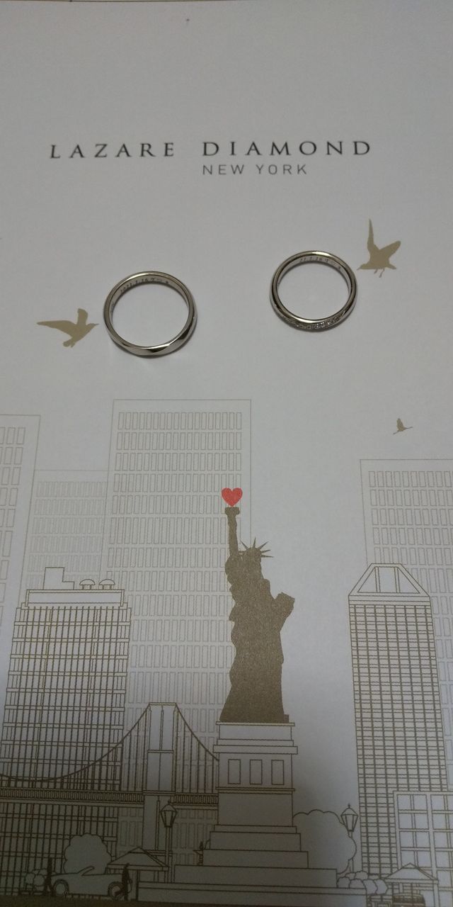 ストレートのリングにダイヤモンドが11個斜めに入っています。