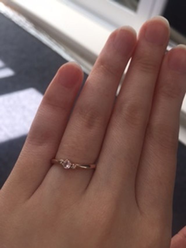 ピンクゴールドに近い色の婚約指輪。