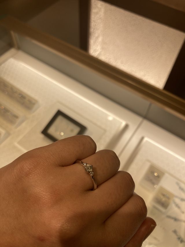 メインの石の横に二つ石がついていて、とてもかわいいです