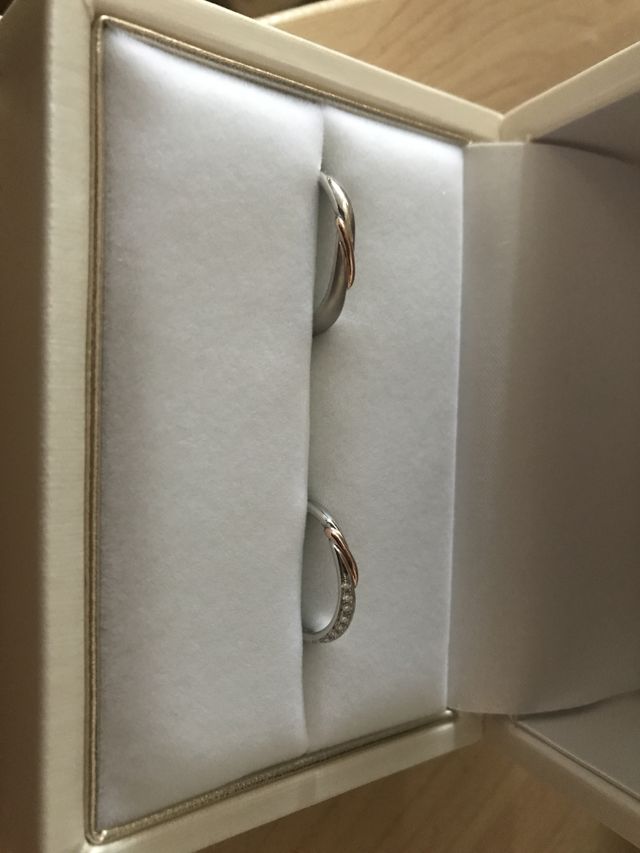お揃いのデザインの結婚指輪を買いました。