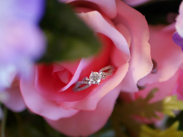 リボンのような繊細なパヴェの枠。