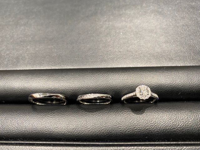 婚約指輪の候補と並べたものです。