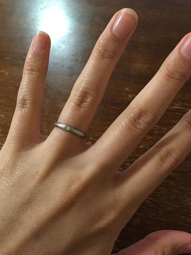 ダイヤ一粒、Pt950。裏に夫の名前&私の名前の刻印入り。