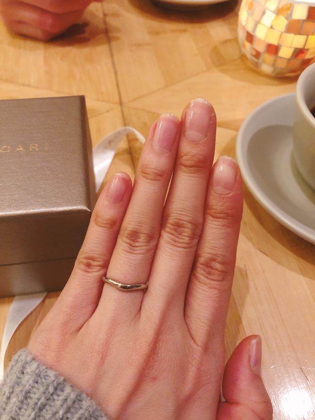 シンプルで指が綺麗に見えます。