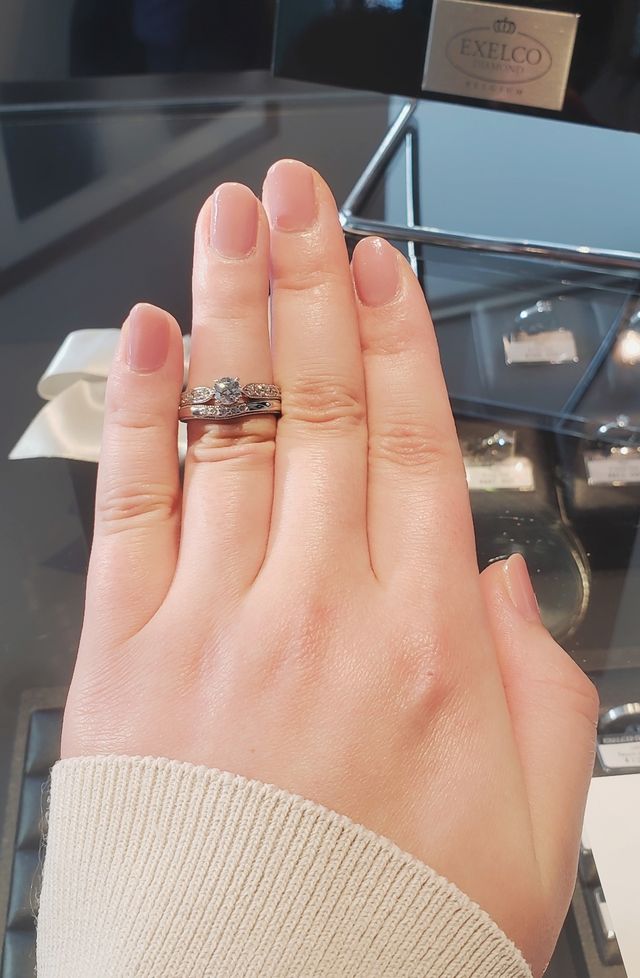 セットリングのレーヌドコロール。幅広・ミル打ちが特徴的。