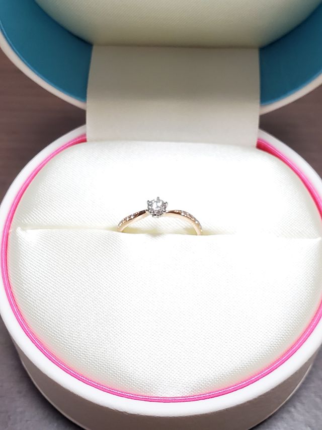 シンプルなデザインですが、周りにダイヤもあり素敵な指輪です。