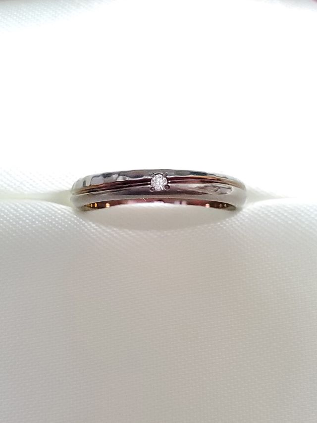 ジルコニウムの材質で、カラーチェンジのできる指輪です。