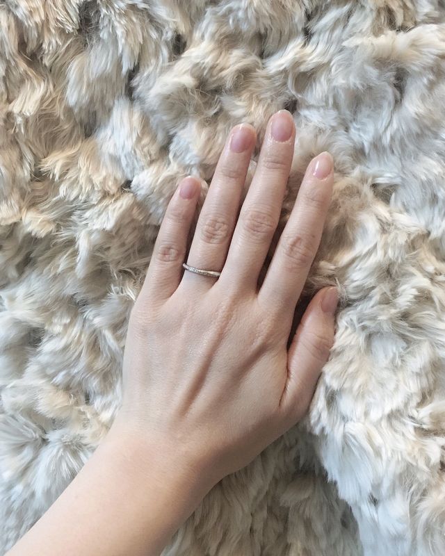 指をスッと見せてくれるデザインかなと思います。