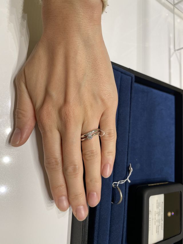 婚約指輪と結婚指輪の重ね付けです。