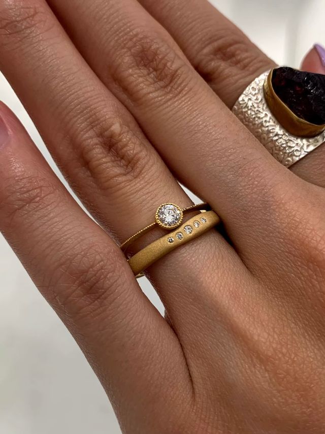 店頭にて試着しました。
真ん中に大きい石が付いているものです