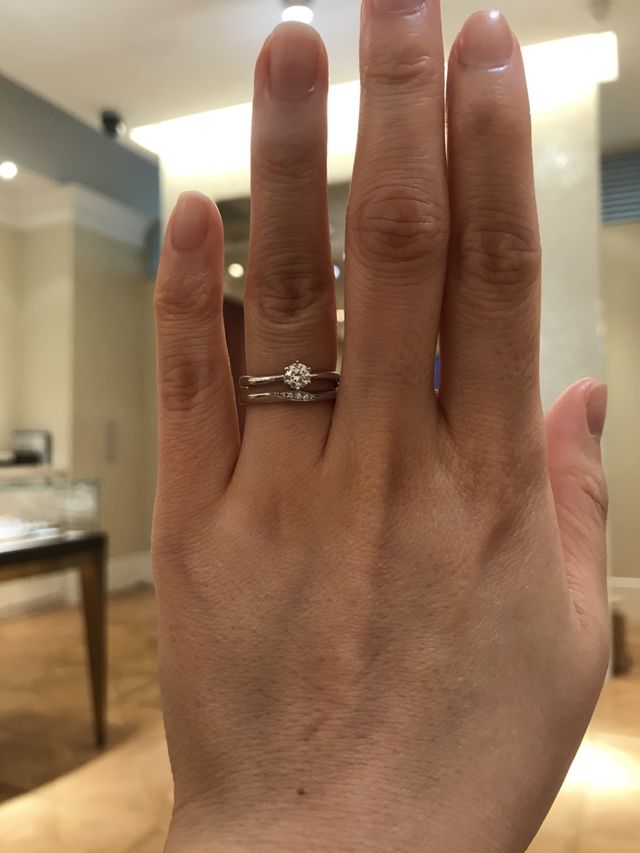 ストレートでダイヤが5粒斜めに入っている細身の結婚指輪を試着