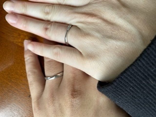 ふたりで指輪をつけいている写真です。