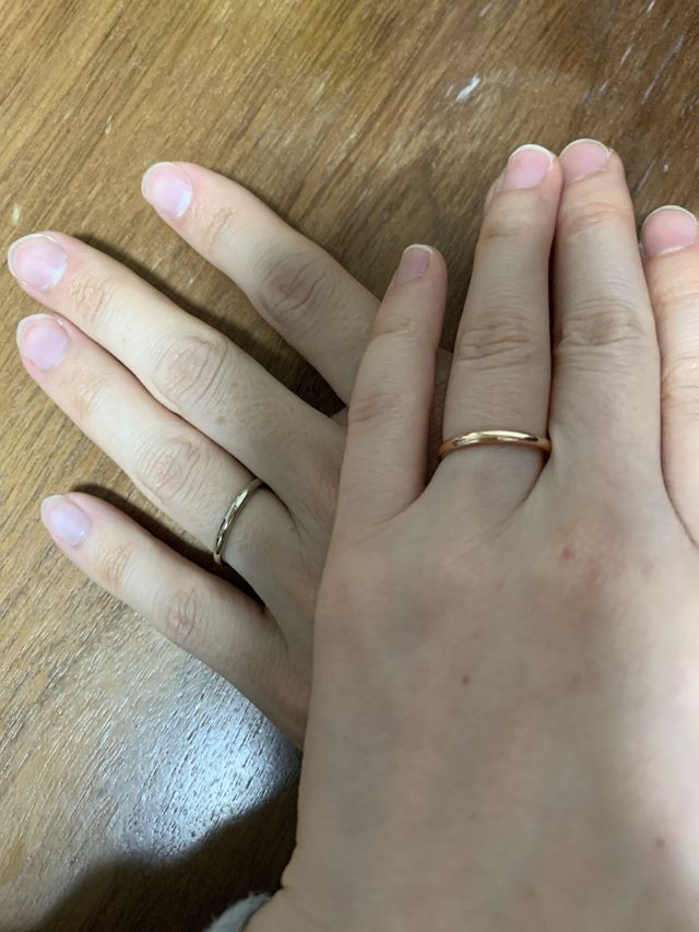 同じシンプルなタイプの指輪で色違いにしました。