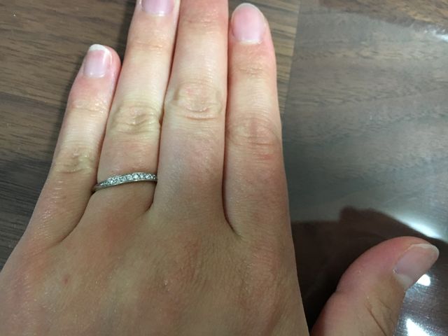 指にはめた写真