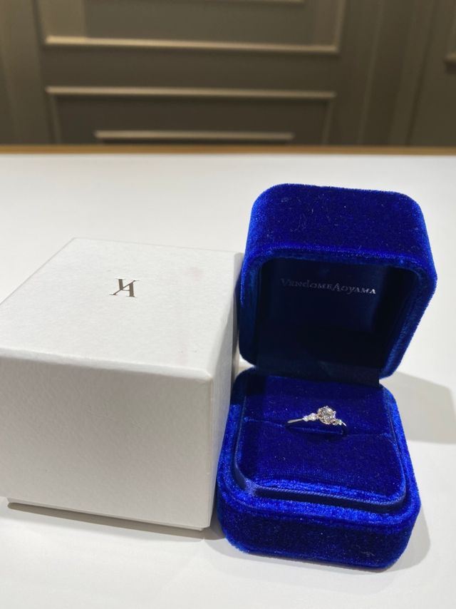 女性らしさたっぷりで繊細なデザインの婚約指輪。