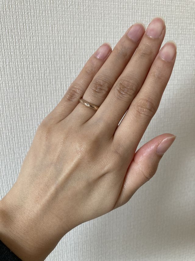 アラフォーの肌にも馴染みがよいピンクゴールド。