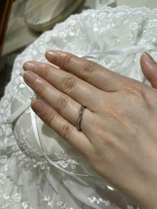 v字の指輪です！