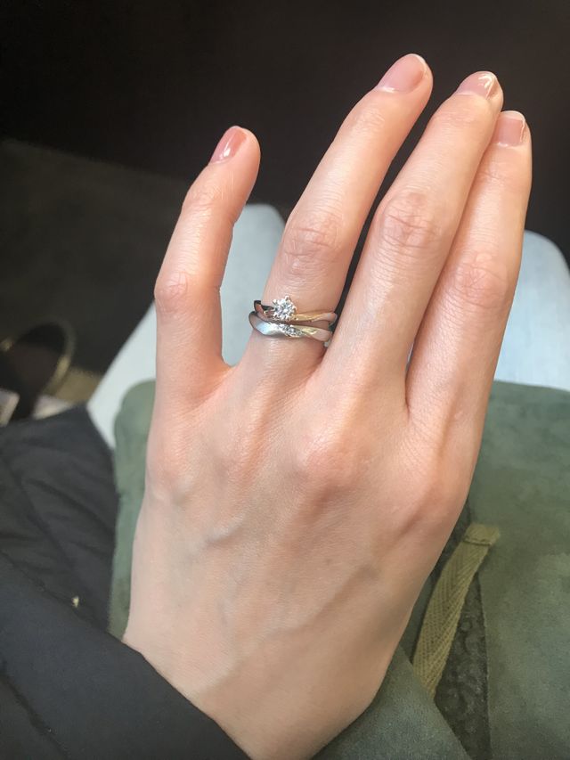ラパージュ"睡蓮"の婚約指輪、結婚指輪を重ねてつけています。