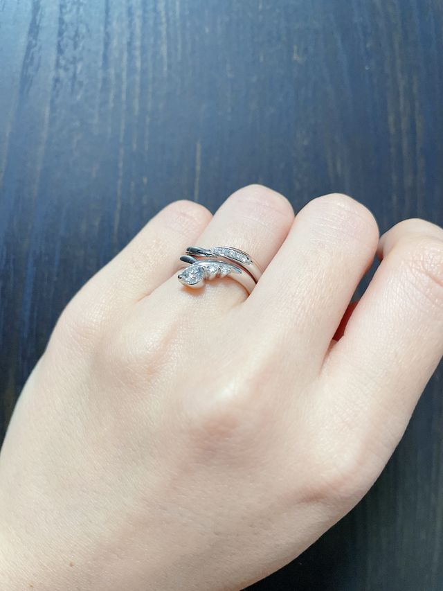 下が婚約指輪、上が結婚指輪です。