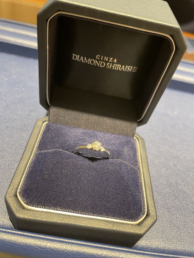 真ん中のダイヤが引き立つように二つ小さいダイヤを横にという形