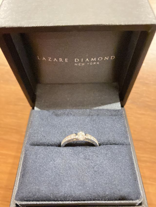 ラザールダイヤモンドのシルヴァンというリングです。