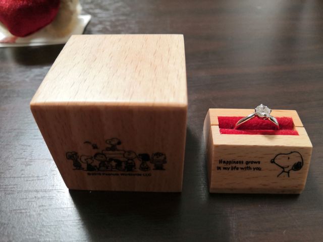 内側に小さくスヌーピーが刻印されてます。入れ物は木製で可愛い