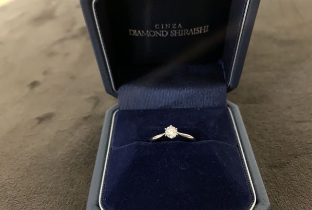 婚約指輪と店舗でもらった専用リングケースです。
